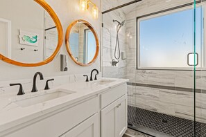 Douche, sèche-cheveux, serviettes fournies