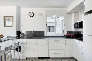 Frigorifero, microonde, forno, piano cottura