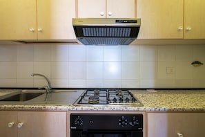 Fridge, oven, stovetop, toaster - Apartment "Bilocale Rosa" with Sea View, Private Terrace, and Air Conditioning (Santa Cesarea Terme)