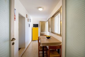 Dining - Apartment "Bilocale Rosa" with Sea View, Private Terrace, and Air Conditioning (Santa Cesarea Terme)