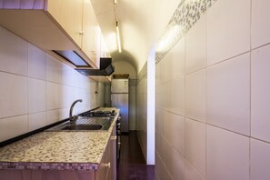 Frigorifero, forno, piano cottura, tostapane