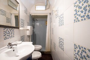 Shower, hair dryer, towels - Apartment "Bilocale Rosa" with Sea View, Private Terrace, and Air Conditioning (Santa Cesarea Terme)