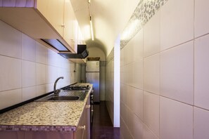 Køleskab, ovn, kogeplade, brødrister