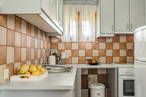 Kühlschrank, Ofen, Herdplatte, Wasserkocher mit Kaffee-/Teezubehör