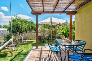 Outdoor dining - Holiday Home 'Garden House Lefkada' with Shared Terrace, Wi-Fi and Air Conditioning (Lefkada)