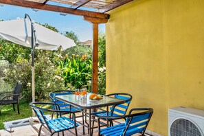 Outdoor dining - Holiday Home 'Garden House Lefkada' with Shared Terrace, Wi-Fi and Air Conditioning (Lefkada)
