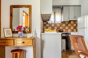 Een koelkast, een oven, een kookplaat, een koffiezetapparaat/waterkoker