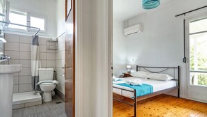 Een badkamer met toilet, wastafel en douche.