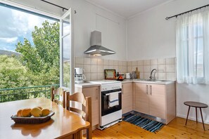 Fridge, oven, stovetop, coffee/tea maker