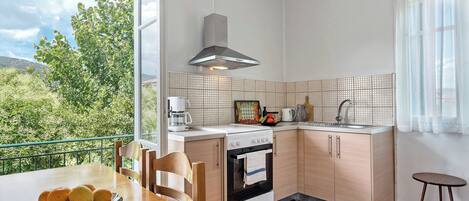 Geladeira, fogão, cooktop, cafeteira/chaleira