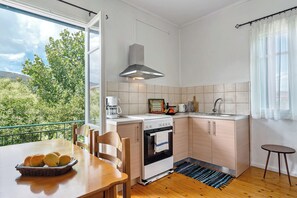 Jääkaappi, uuni, liesi, kahvin-/teenkeitin