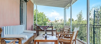 Apartment "Woodpecker House Lefkada" with Sea View, Private Terrace & Wi-Fi