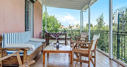 Apartment "Woodpecker House Lefkada" with Sea View, Private Terrace & Wi-Fi