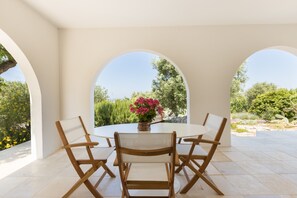 Outdoor dining - "Villa Filara" with Private Pool, Private Terraces & Wi-Fi (carovigno)