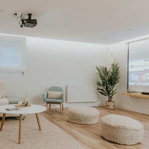 Een smart-tv, een open haard, boeken en een stereo
