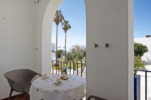 Outdoor dining - Apartment "Casa Cristina" with Sea Views, Terrace and Wi-Fi (Conil de la Frontera)