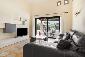 TV - Vacation Villa 'Faro Park with Private Pool' with Mountain View, Private Terrace and Wi-Fi (Playa Blanca)
