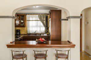 Fridge, microwave, oven, stovetop - Vacation Villa 'Faro Park with Private Pool' with Mountain View, Private Terrace and Wi-Fi (Playa Blanca)