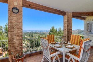 Outdoor dining - Casa Koko: Luxury & Tranquility at La Sella – Near Golf Course and Mediterranean Sea (Pedreguer)