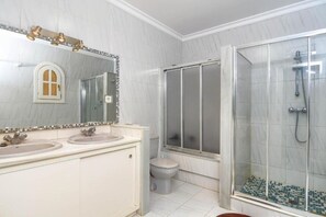 Bathtub, free toiletries, hair dryer, towels - Casa Koko: Luxury & Tranquility at La Sella – Near Golf Course and Mediterranean Sea (Pedreguer)