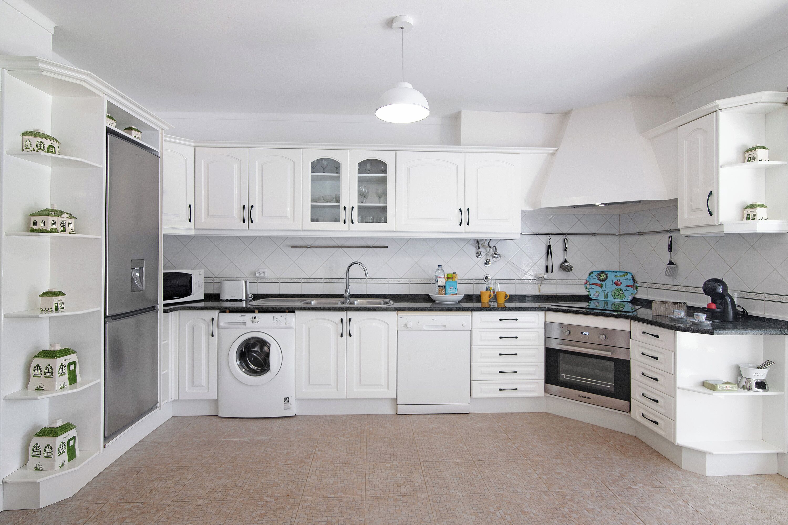 冷蔵庫、電子レンジ、オーブン、コンロ