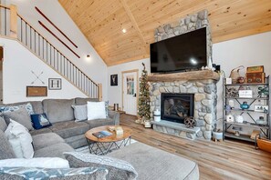 Smart TV, fireplace - Paradise Valley Lodge (Bethel)