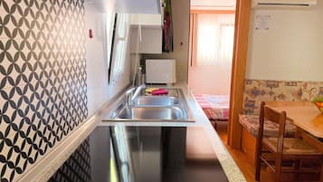 Een koelkast, een microgolfoven, een kookplaat