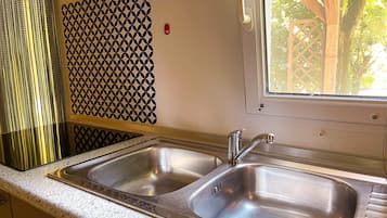 Fridge, microwave, stovetop, cookware/dishes/utensils