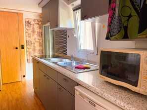 Fridge, microwave, stovetop, cookware/dishes/utensils
