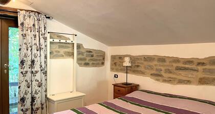 Caravana "Le Sorgenti - Bungalow In Sasso" con vistas a la montaña y jardín privado