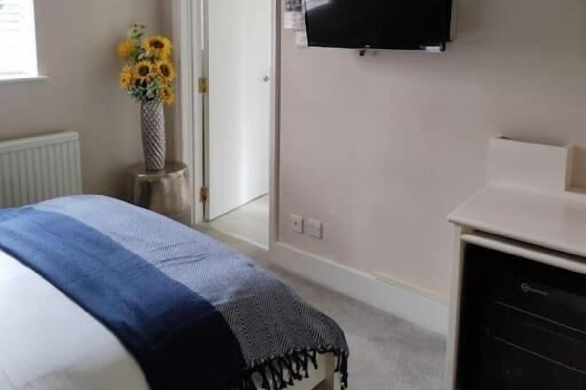 Tabla de planchar con plancha, wifi gratis, ropa de cama