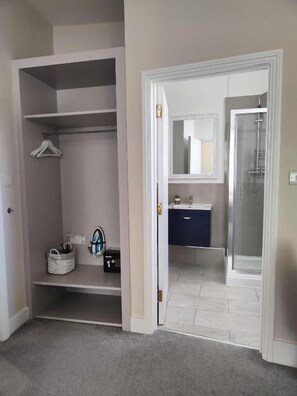 Iron/ironing board, free WiFi, bed sheets - St. Johns Wood Boutique Hotel (London)