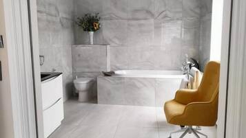 Deluxe Double Room | Bathroom | Shower, towels