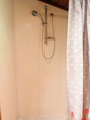 Douche, serviettes fournies