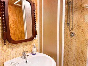 Shower, towels
