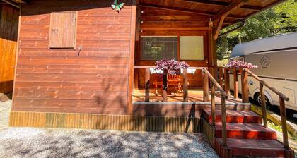 Caravana "Le Sorgenti - Chalet 12" con vistas a la montaña y jardín privado