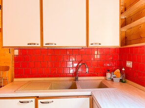 Refrigerador, microondas, parrilla de estufa y utensilios de cocina 