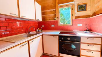 Frigorifero, microonde, piano cottura, pentole/stoviglie/utensili