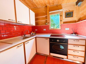 Refrigerador, microondas, placa de cocina, utensilios de cocina