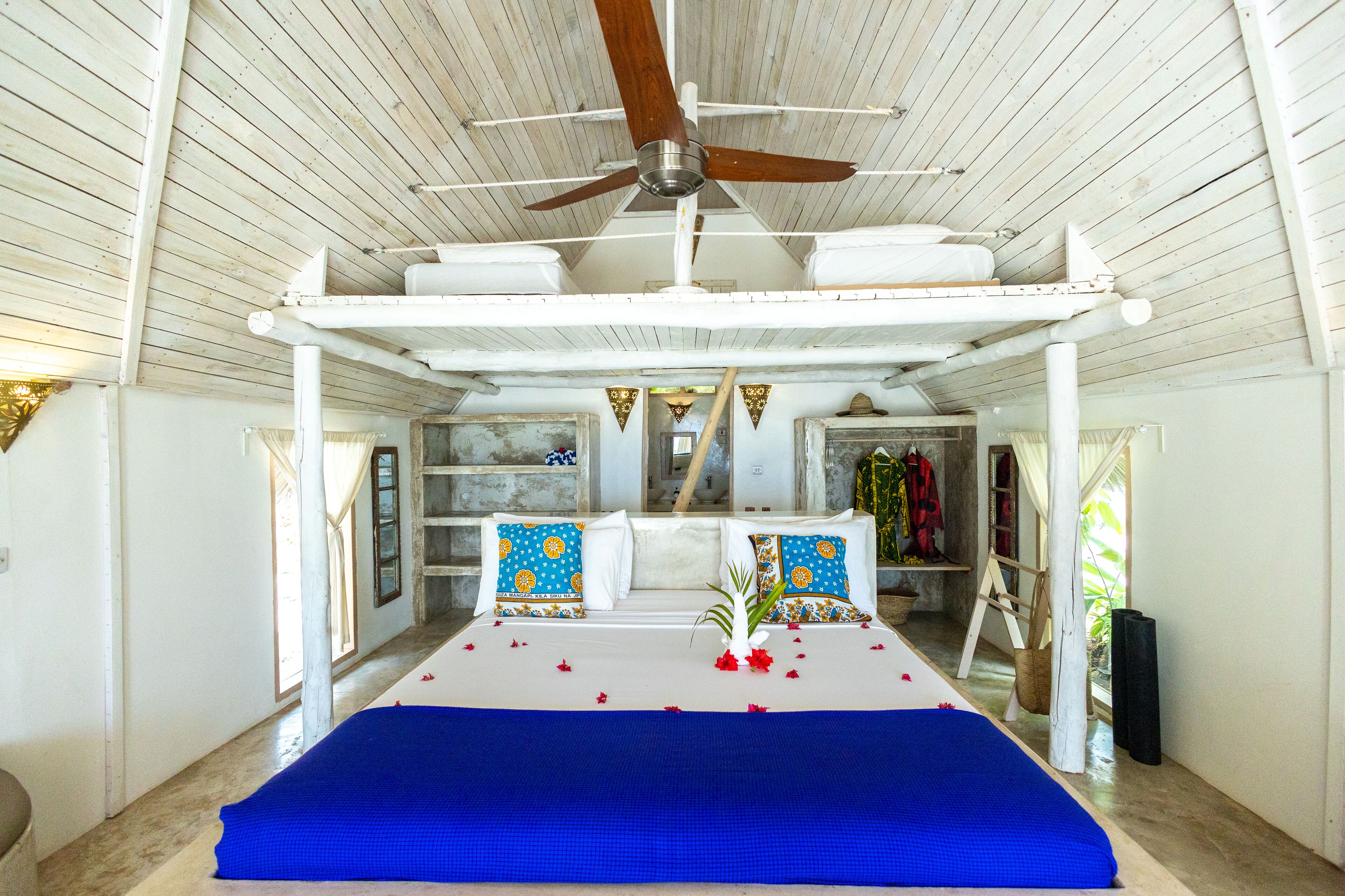 ملاءات للفراش لا تسبب الحساسية وخزنة داخل الغرفة