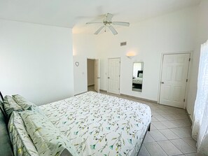 4 slaapkamers, een strijkplank/strijkijzer, gratis wifi, beddengoed
