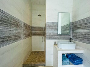 Dusche, Haartrockner, Handtücher