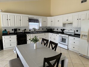 Geladeira, micro-ondas, fogão, lava-louças