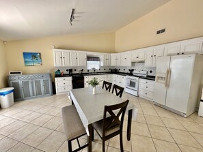 Een koelkast, een microgolfoven, een oven, een vaatwasser