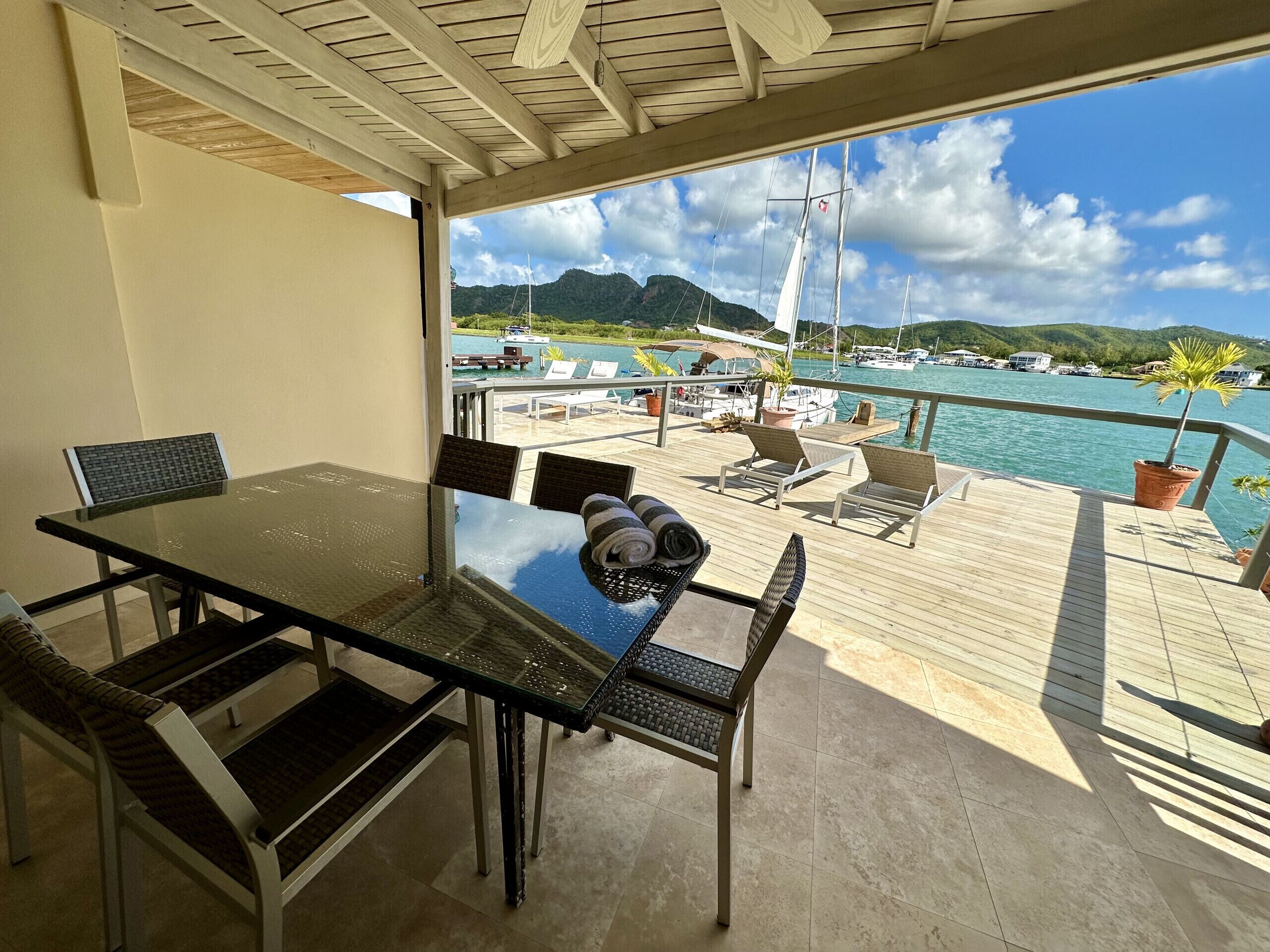 屋外ダイニングエリア