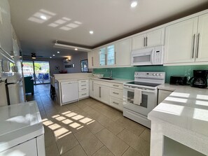 Kjøleskap, mikrobølgeovn, ovn og kaffetrakter/tekoker