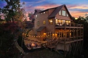 Exterior - Western Ridge Lodge: Indoor Pool, Mtn Views, Home Theater, Game Room, Hot Tub, WiFi, Fire Pit... (Sevierville)