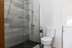 Dusche, Haartrockner, Bidet, Handtücher