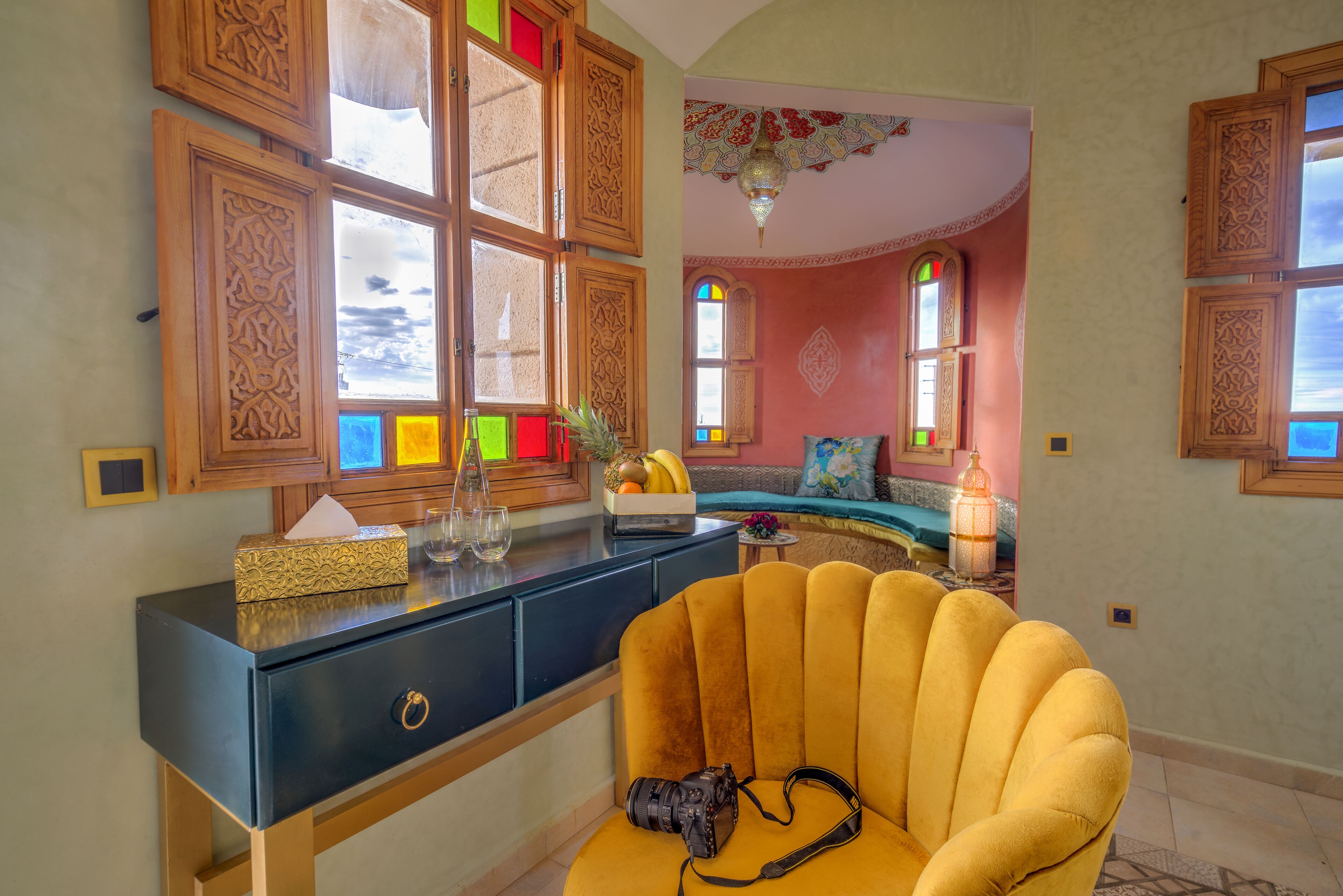 Una habitación con un escritorio, una silla y un sofá.
