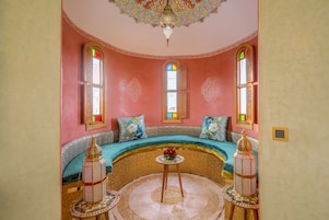 Ropa de cama de alta calidad, colchones con efecto memoria y minibar 